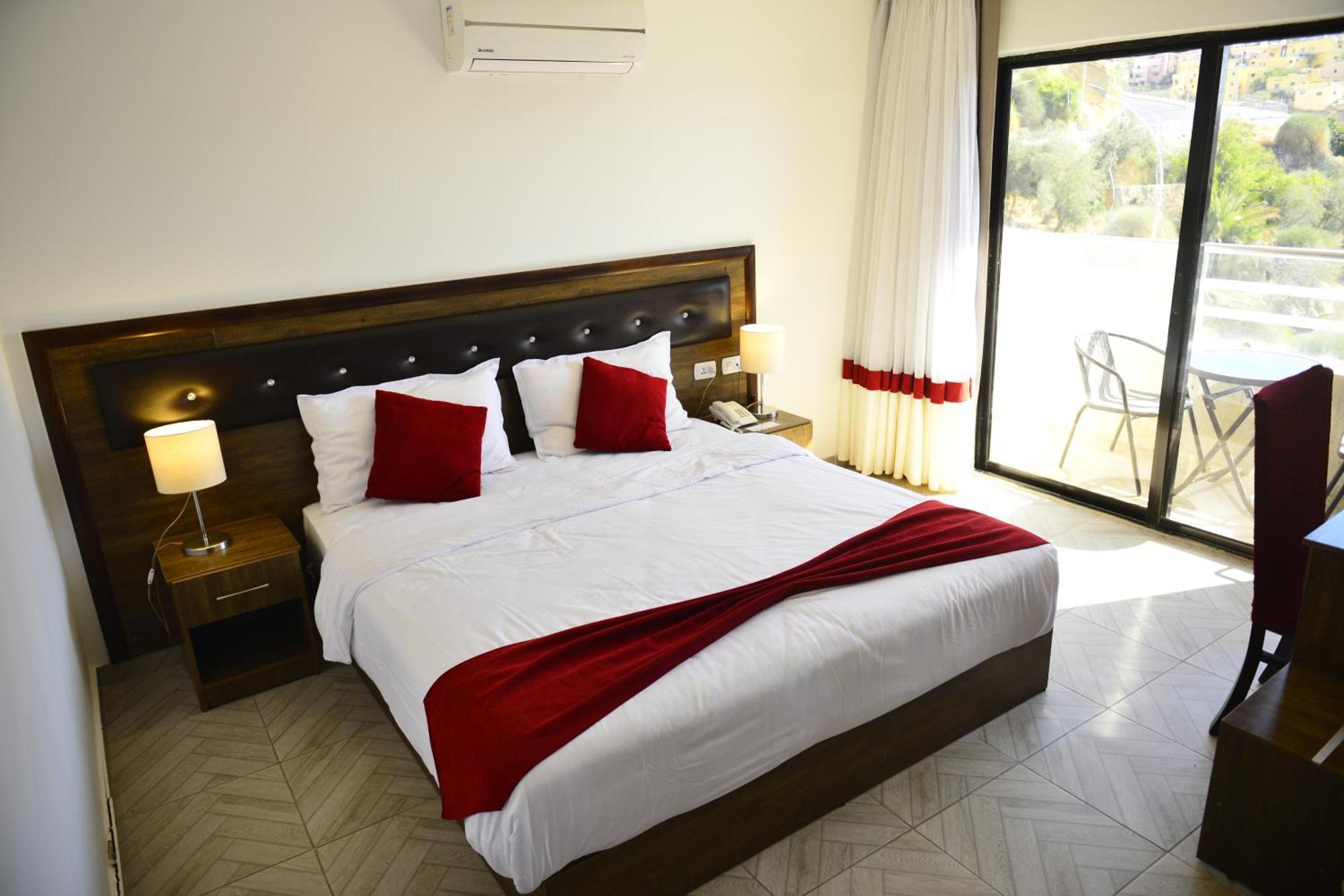 Petra Corner Hotel Exterior photo